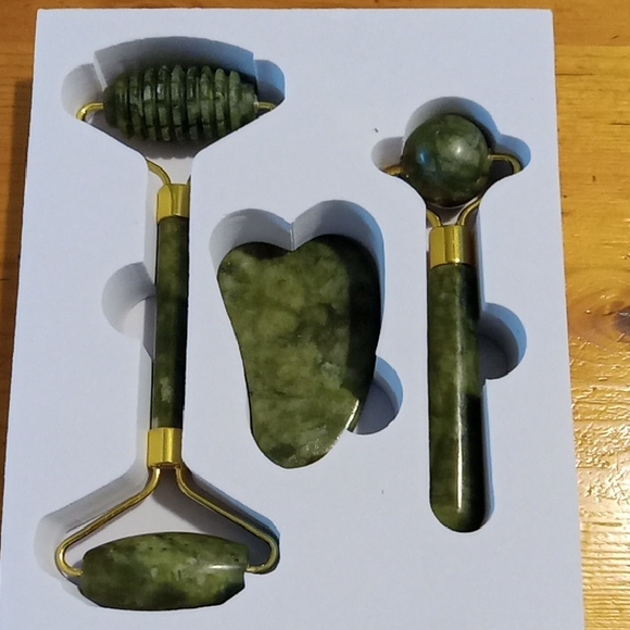 Accessories - Green Jade Roller and Gua Sha Set